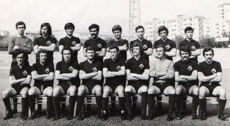 Black and white Académica team photo, players in black shirts with arms folded, in two rows