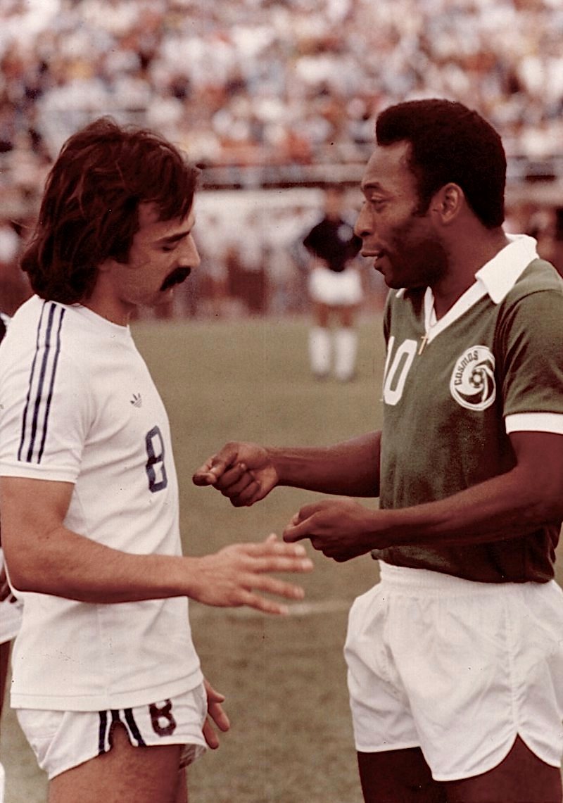 José Costa in the white Rochester Lancers No. 8 shirt and Pelé in the green New York Cosmos No. 10 shirt, face to face and talking