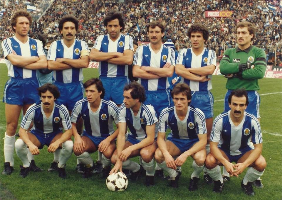 FC Porto team photo in blue and white striped shirts, with the goalkeeper in green